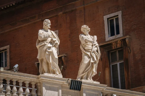 Estátuas no telhado da Catedral de São Pedro no Vaticano — Fotografia de Stock