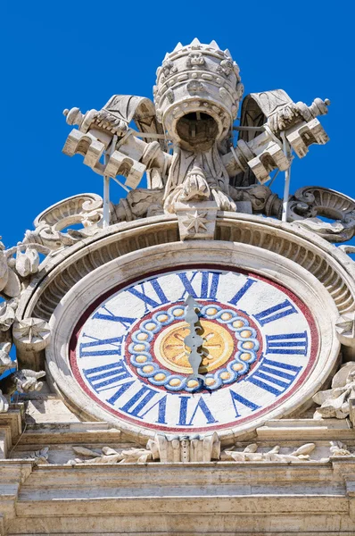 Montres sur le toit de la cathédrale Saint-Pierre au Vatican — Photo