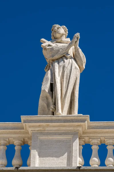 Sochy na střeše st. peter katedrála ve Vatikánu — Stock fotografie