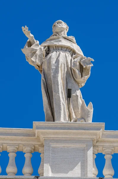 Statyer på taket av st. peter domkyrka i Vatikanen — Stockfoto