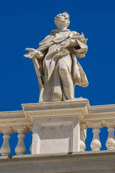 Statues on the roof of St. Peter Cathedral in Vatican — Stock Photo, Image