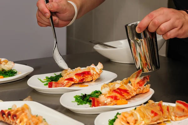 Dekorowanie gotowanego homara na talerzu — Zdjęcie stockowe