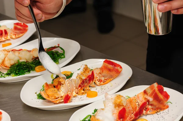 Decoración de langosta cocida en plato — Foto de Stock