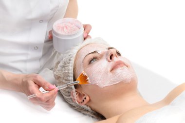 yüz peeling maskesi uygulama
