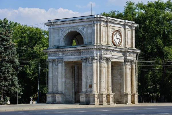 Тріумфальна арка в Кишиневі, Молдова — стокове фото