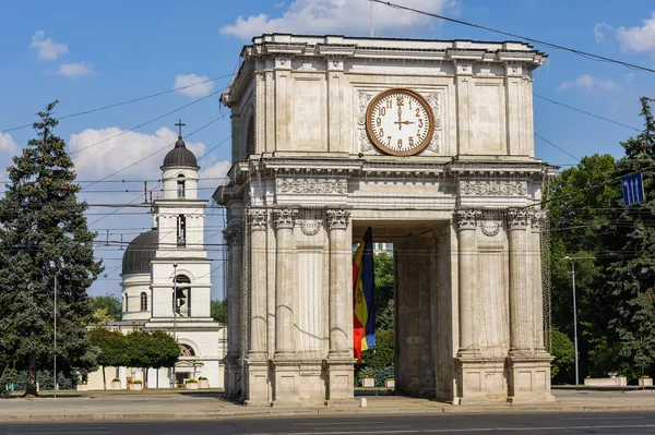 Triumfbåge i Chişinău, moldova — Stockfoto