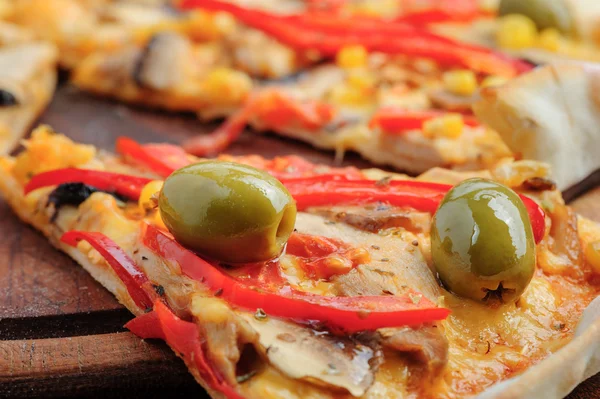 Pizza med mozzarella, champinjoner, oliver och tomat sås — Stockfoto