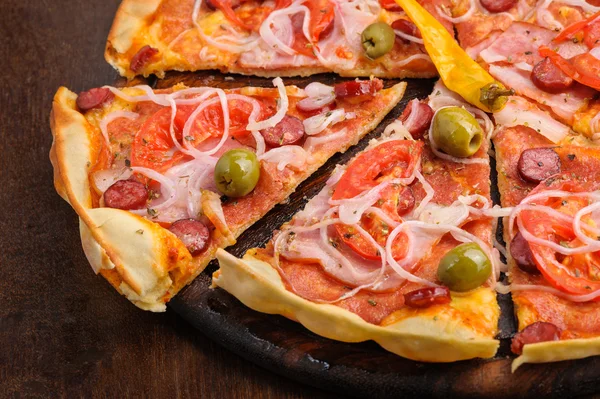 Pizza con tomate, salami, peppeeoni, aceitunas y pimiento picante amarillo —  Fotos de Stock