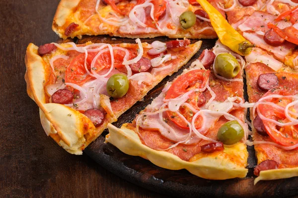 Pizza avec tomate, salami, peppeeoni, olives et piment jaune — Photo