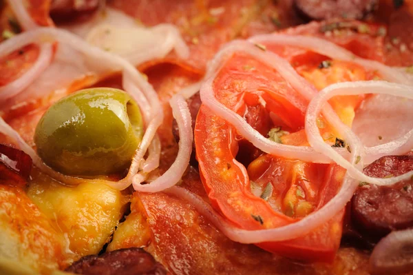 Pizza com tomate, salame, peppeeoni, azeitonas e pimentão amarelo — Fotografia de Stock