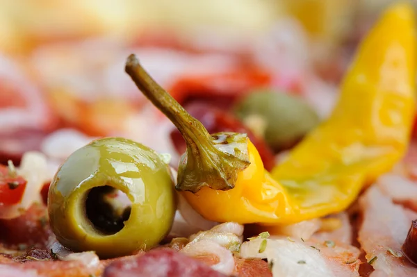 Pizza mit Tomaten, Salami, Pappeeoni, Oliven und gelbem Paprika — Stockfoto