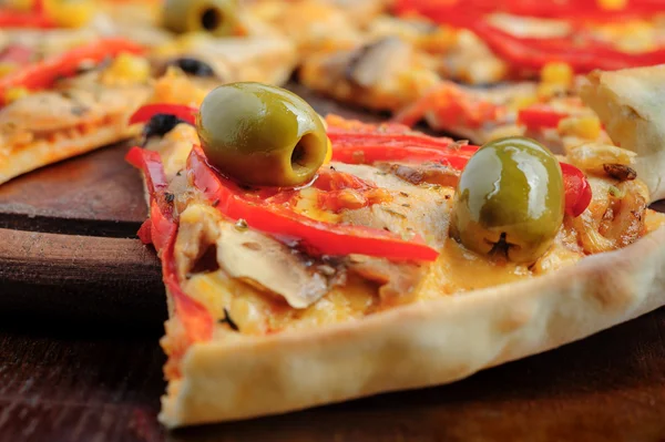 Pizza con mozzarella, funghi, olive e salsa di pomodoro — Foto Stock