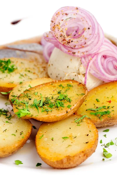 Geroosterde aardappelen met hering en UI — Stockfoto