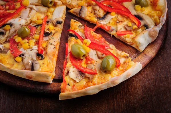 Pizza com mussarela, cogumelos, azeitonas e molho de tomate — Fotografia de Stock