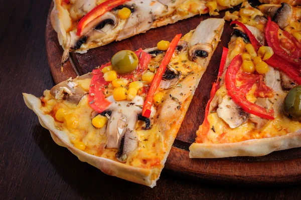 Pizza con mozzarella, funghi, olive e salsa di pomodoro — Foto Stock