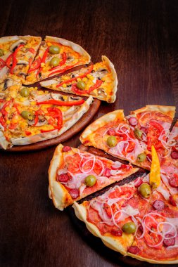 피자와 토마토, 살라미, peppeeoni, 올리브과 노란색 고추