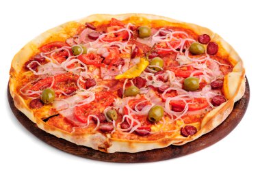 ahşap masa üzerinde iki bütün pizza