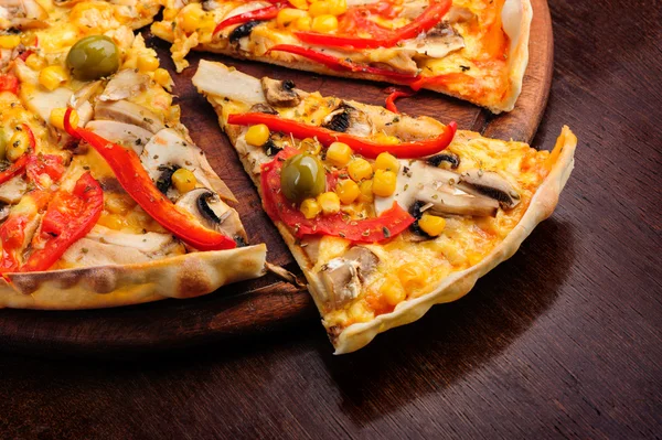 Pizza met mozzarella, tomaat, champignons en olijven saus — Stockfoto