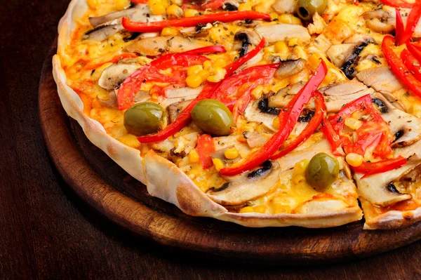 Pizza sosu, mozzarella peyniri, mantar, zeytin ve domates ile — Stok fotoğraf