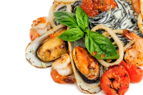 Macarrão preto com comida do mar e manjericão — Fotografia de Stock