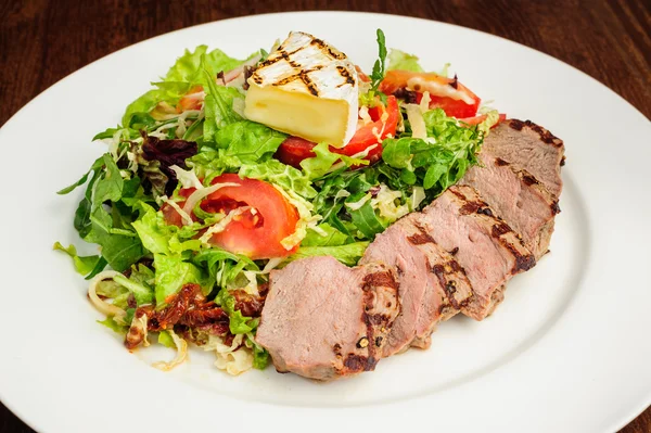 Carne de vitela com salada de legumes frescos — Fotografia de Stock