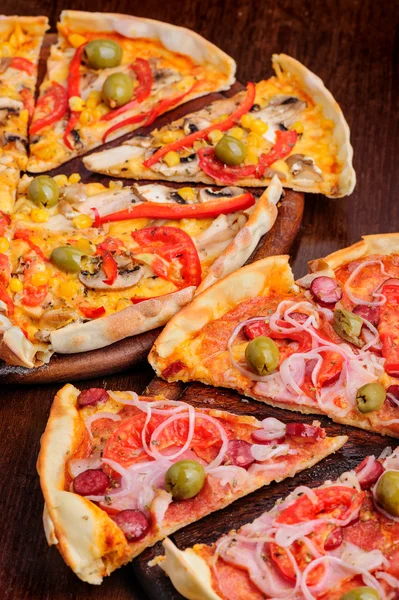 Pizza s rajčaty, salám, peppeeoni, olivy a žluté feferonky — Stock fotografie