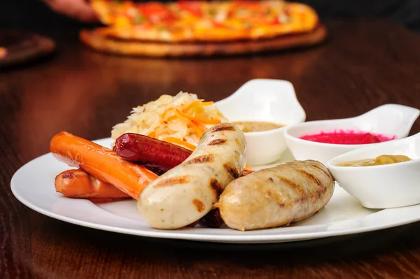 Deutsche Wurst mit Kohl und Soßen — Stockfoto