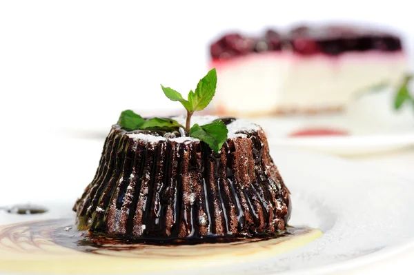 Schokoladenfondant mit Pfefferminzblättern — Stockfoto