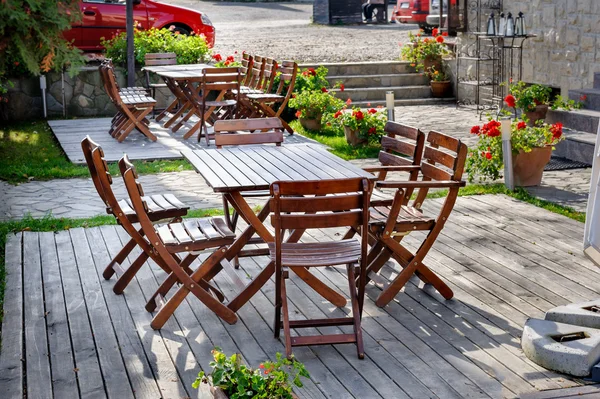 Empty outdoor cafe table — Stock Photo, Image