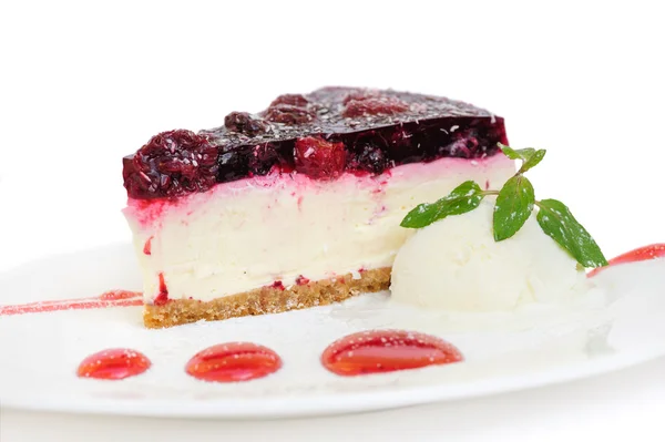 Pastel de queso de cereza sobre fondo blanco — Foto de Stock