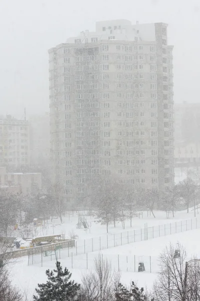 Sneeuwstorm in de stad — Stockfoto