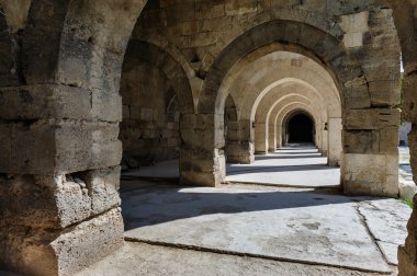kemerli ve sütunlarda Sultanhani Kervansarayı İpek yolu, Türkiye'ye yansımaları