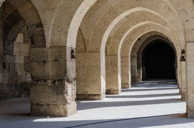 kemerli ve sütunlarda Sultanhani Kervansarayı İpek yolu, Türkiye'ye yansımaları