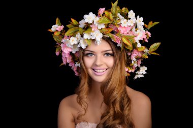 çiçek çelenk ile güzel bir kadın