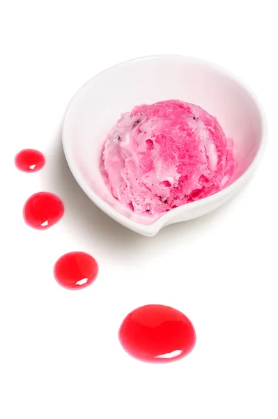 Fragola palla gelato su sfondo bianco — Foto Stock