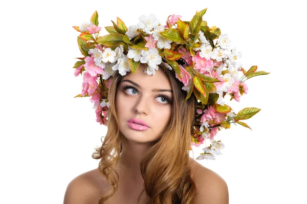 Mooie vrouw met een krans van bloemen — Stockfoto