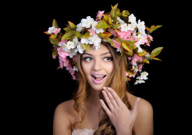 çiçek çelenk ile güzel bir kadın
