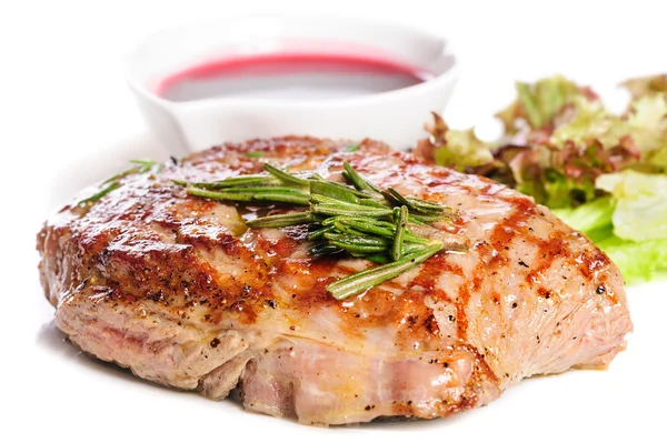 Grilled steaks and vegetable salad — Stock Photo, Image