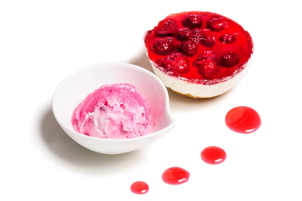 Pastel de queso de frambuesa y bola de helado — Foto de Stock