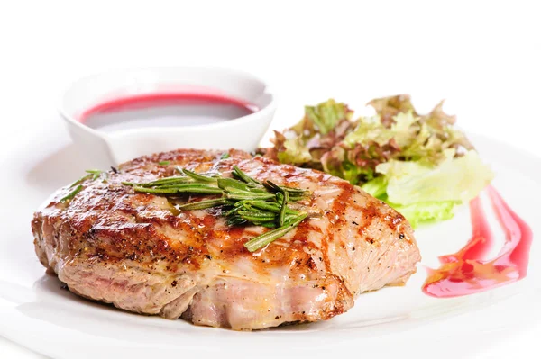 Grilled steaks and vegetable salad — Stock Photo, Image