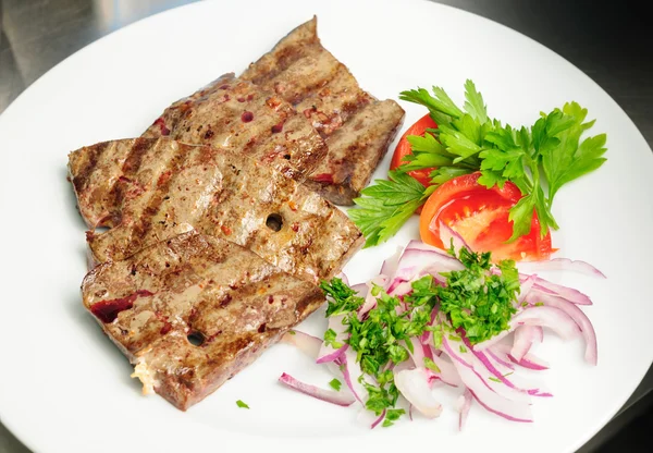 Fígado de carne frita com legumes — Fotografia de Stock