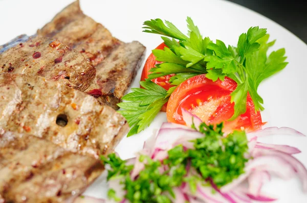 Hígado de ternera frita con verduras — Foto de Stock