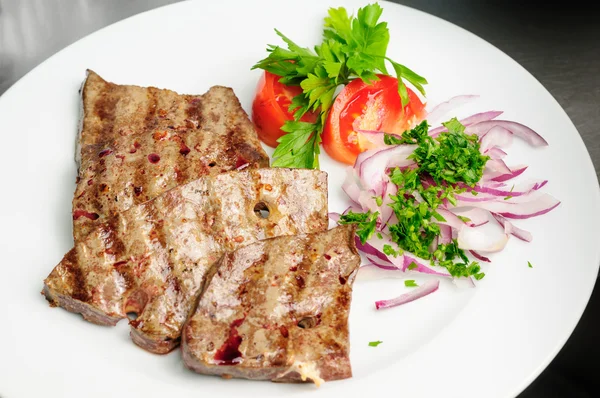 Hígado de ternera frita con verduras — Foto de Stock