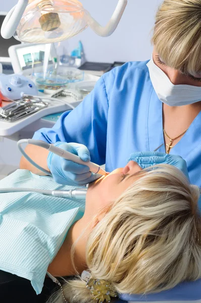 Dentista con paziente, competenza, foratura e polimerizzazione — Foto Stock