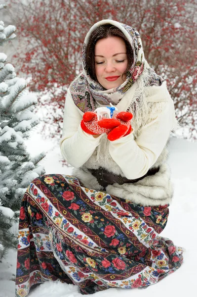 Mujer rusa joven en el parque de invierno — Foto de Stock