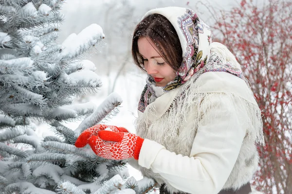 Mujer rusa joven en el parque de invierno — Foto de Stock