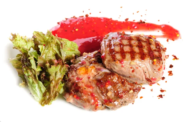 Gegrillte Steaks und Gemüsesalat — Stockfoto