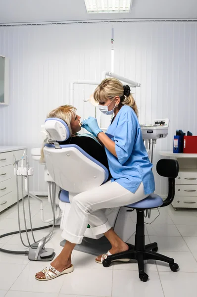 Dentista con paciente — Foto de Stock