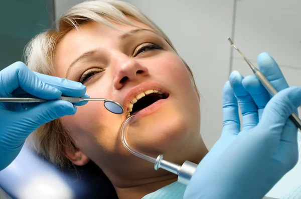 Dentiste avec patient, ablation du calcul dentaire — Photo