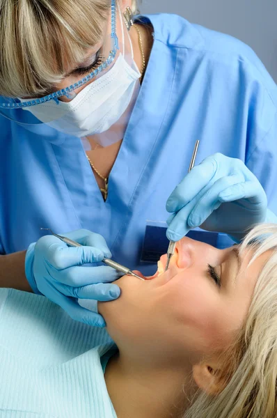 Dentista com paciente, remoção de cálculo dentário — Fotografia de Stock